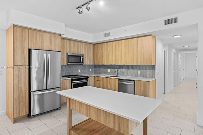 Building Photo - 2150 N Bayshore Dr