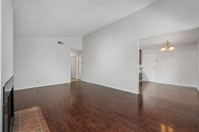 Foto del edificio - Remodeled Condo with Granite Counters and Attached Garage