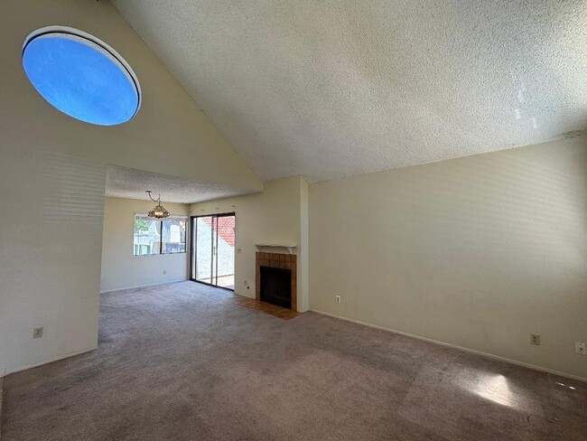 Building Photo - 351 N Melrose Dr