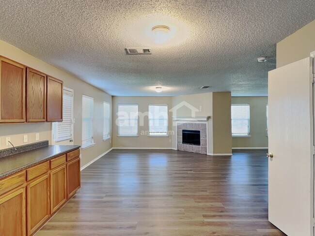 Foto del edificio - 321 Quail Run Rd