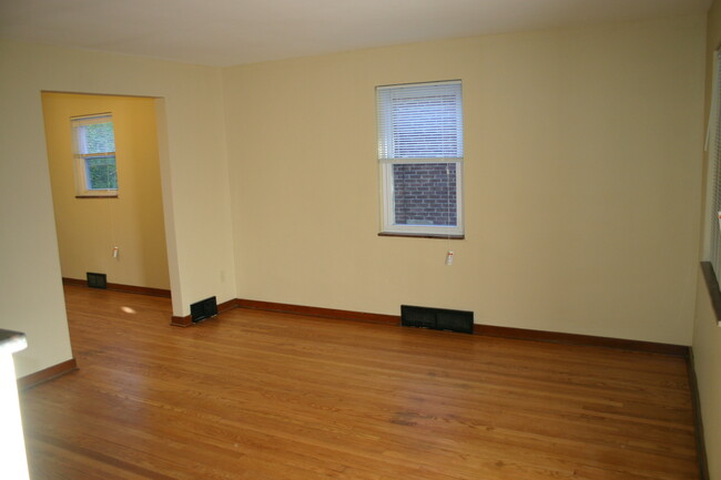 Living Room - 1625 Parkline Dr