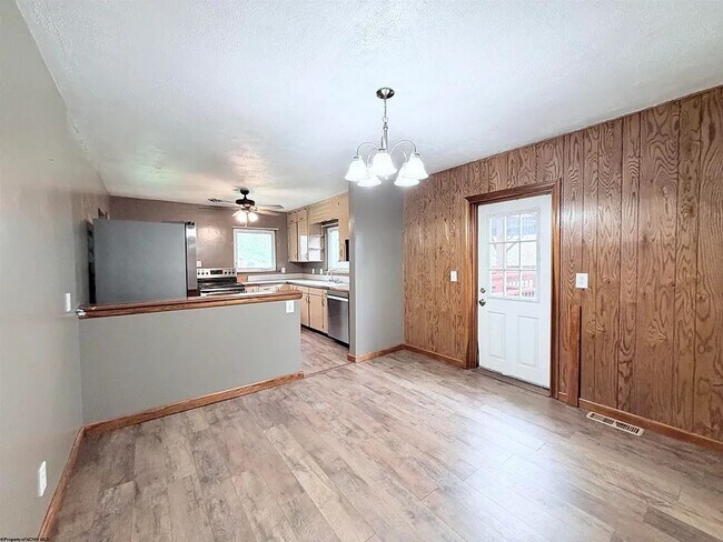 Foto del edificio - Large 4 Bedroom Home Near WVU, Hospitals & Downtown Morgantown
