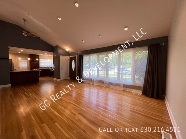Building Photo - ***UPDATED SPLIT LEVEL / 3BDRM - 2BTH / SS...