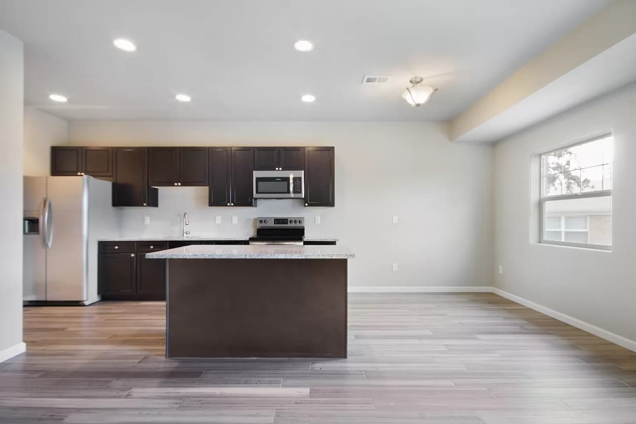 Primary Photo - Lovely 3 bed/2.5 bath 1 car garage