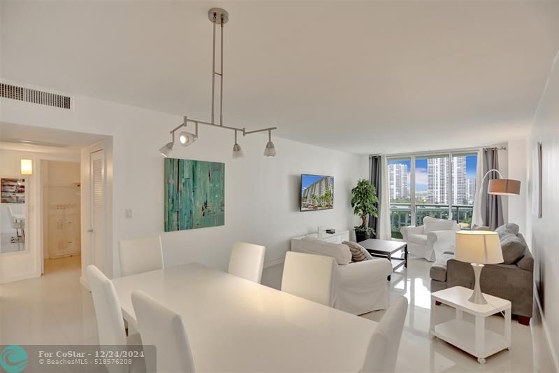 Foto principal - 19390 Collins Ave