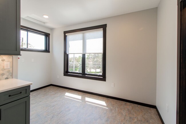 Foto del edificio - AVAILABLE JULY - Renovated Luxury 1 bed/1 ...