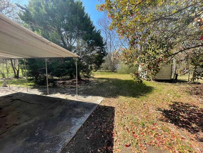 Building Photo - ** 3 bed 1 bath located in Forest Hills **...