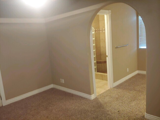 Building Photo - 1024 Shadow Point Dr