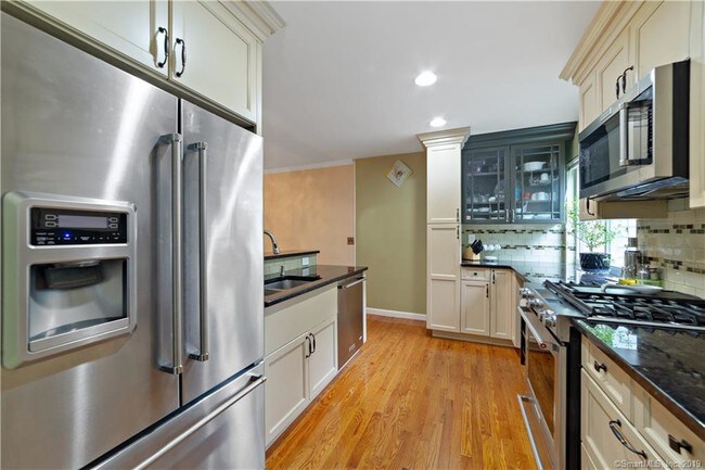 Building Photo - 75 Cos Cob Ave