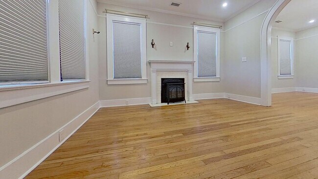 Foto del edificio - **Charming 1920s Single-Family Home with Private Parking in the Heart of Charleston**