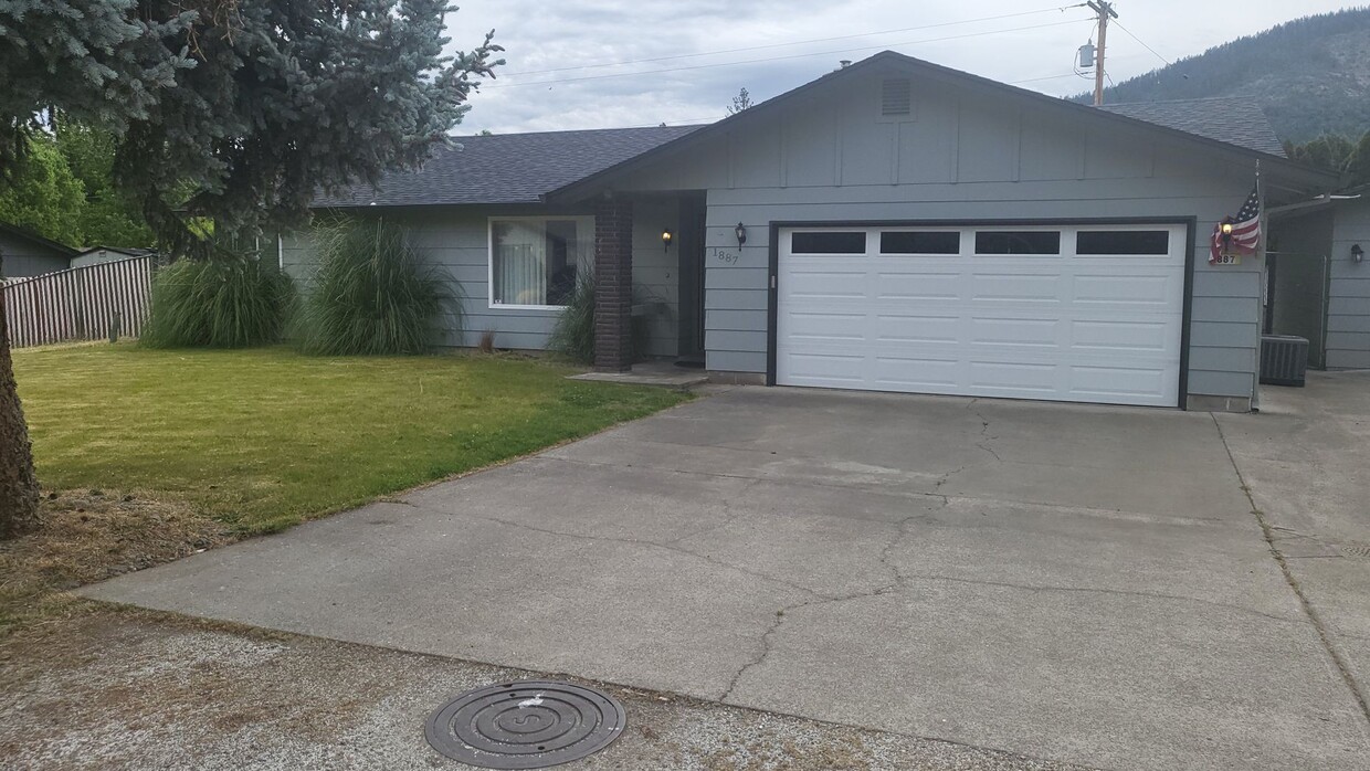 Foto principal - 3 bedroom 2 bath for Rent in Grants Pass