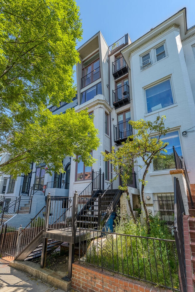 Building Photo - 2713 Ontario Rd NW