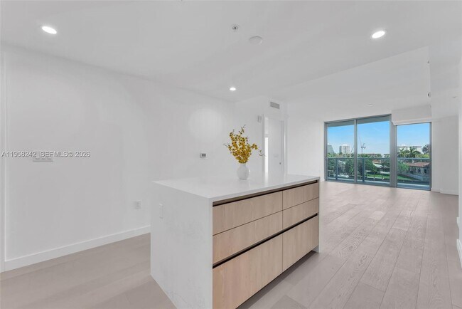 Foto del edificio - 9201 E Bay Harbor Dr