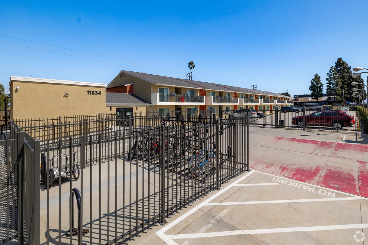 11834 Aviation Blvd - Aviation