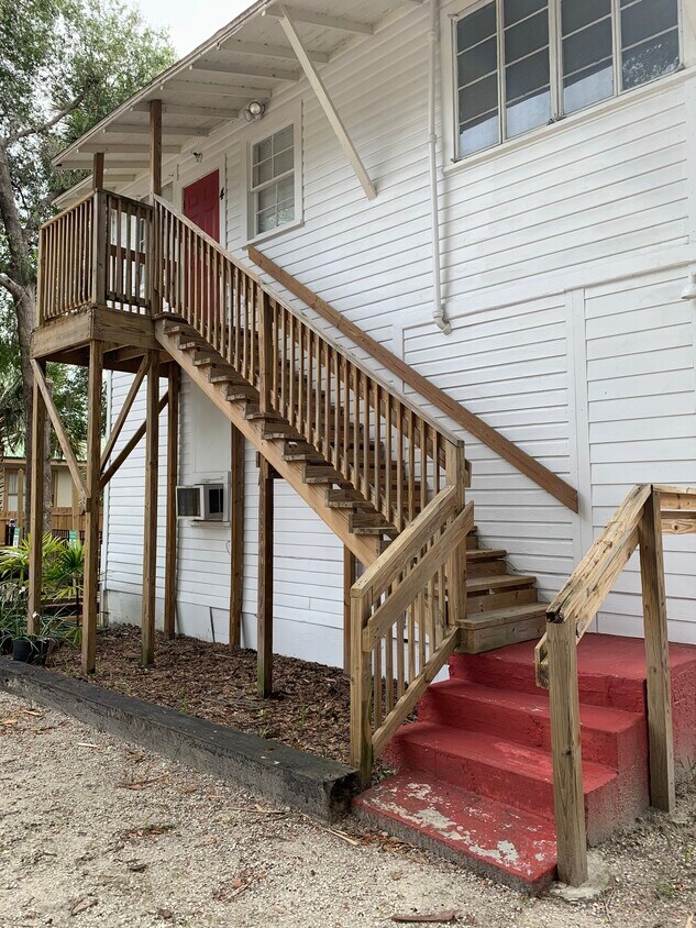 330 S Woodland Blvd Unit 4, Deland, FL 32720 Room for Rent in Deland