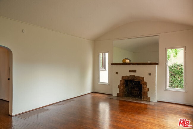 Building Photo - 921 26th St