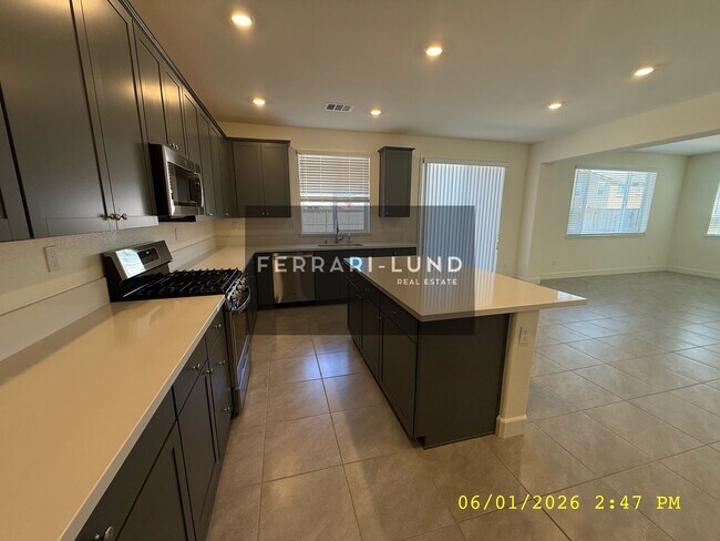 Foto del edificio - Newer 4 Bedroom Home with 2,367 Sq. Ft. of Living Space! - Kay DeAlba property!!
