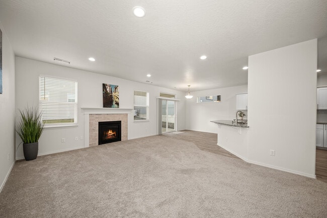 Building Photo - 824 S Bulldog St