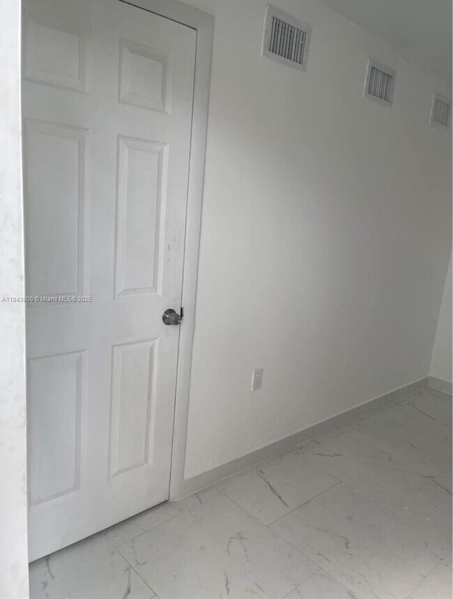 Foto del edificio - 3501 NW 182nd St