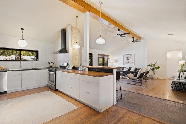 Building Photo - 2008 Matthews Ln