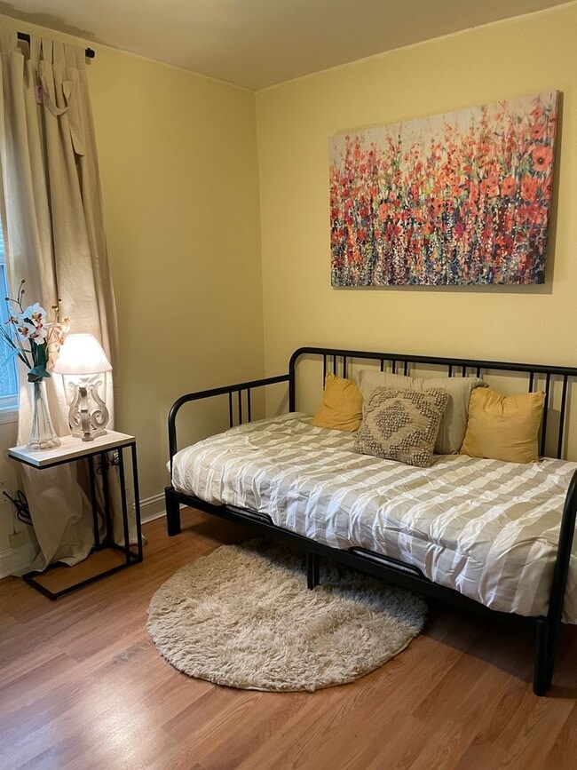 Building Photo - Charming 2 BR/1 BA Apartment in Congress Heights!