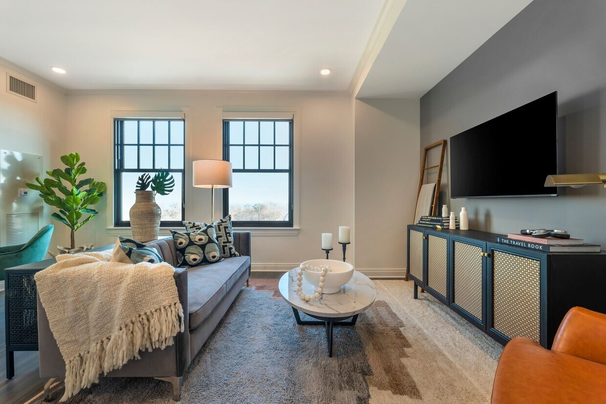 Foto principal - 2330 N Lincoln Park W