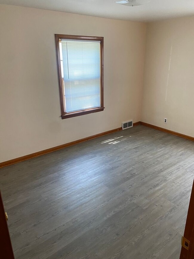 Building Photo - 3 Bedroom / 1 Bathroom - 2 Story House