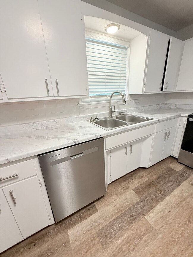 Foto del edificio - Ultra Open Floor Plan - Lots of New - Walk...