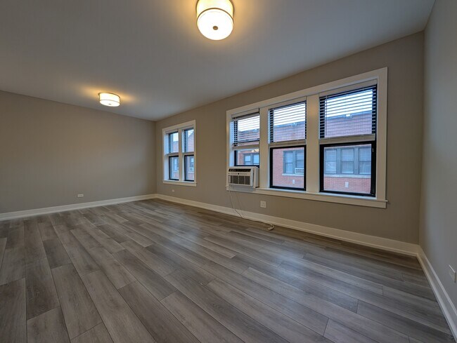 Building Photo - 3943 N Janssen Ave