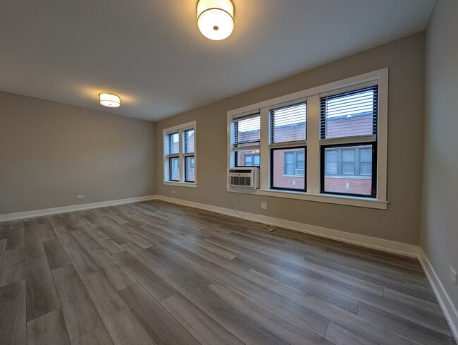 Building Photo - 3943 N Janssen Ave