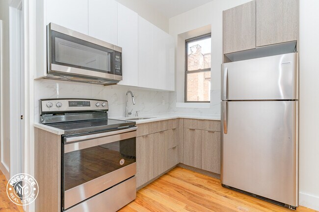 Building Photo - 1671 Lincoln Pl