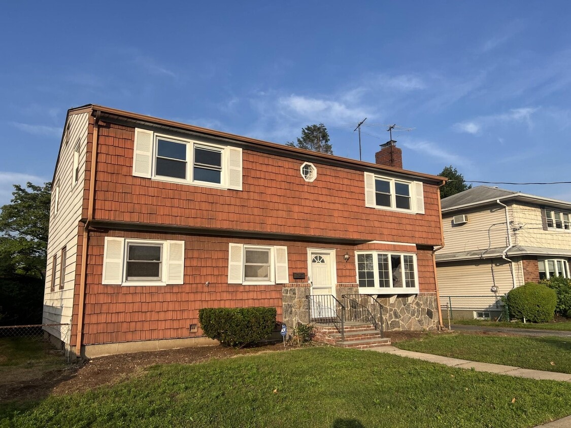 Primary Photo - 5 Brighton Pl