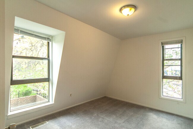 Foto del edificio - 1329 Riggs St NW