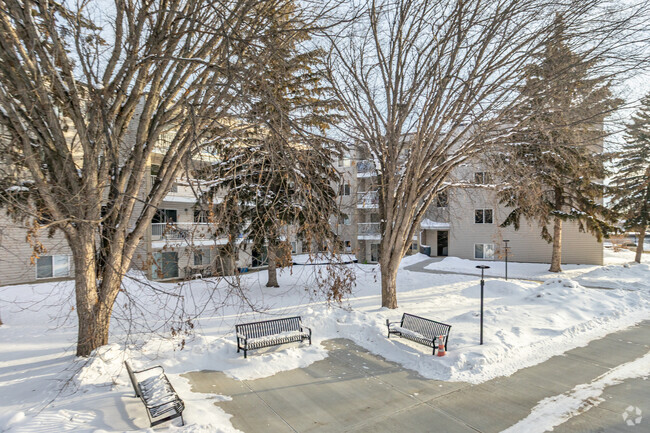 Building Photo - Redwood Court