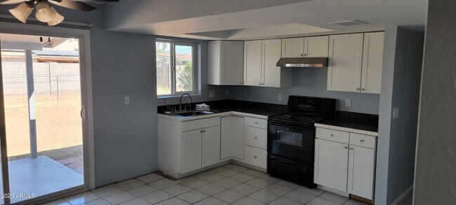 Foto del edificio - 2230 E Birchwood Ave