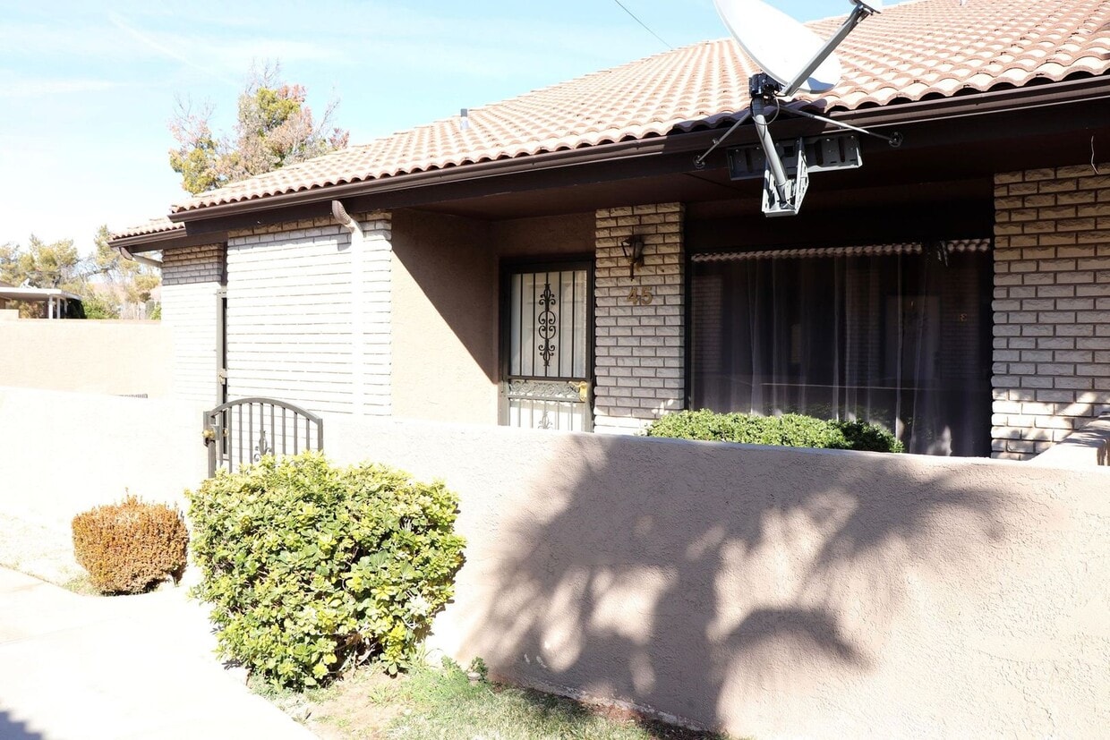 Primary Photo - Beautiful remodeled 3 bedroom 2.5 bathroom...