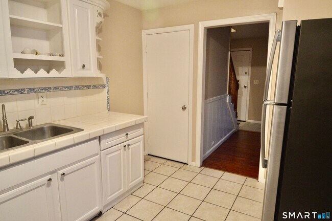 Foto del edificio - 136 Forest Rd