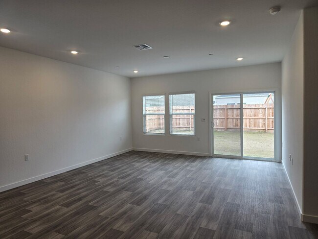 Foto del edificio - 3 BR 2 BA New Build home available now