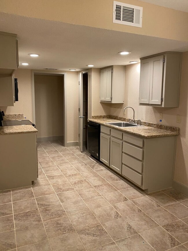 Building Photo - 7580 Kings Ridge Rd