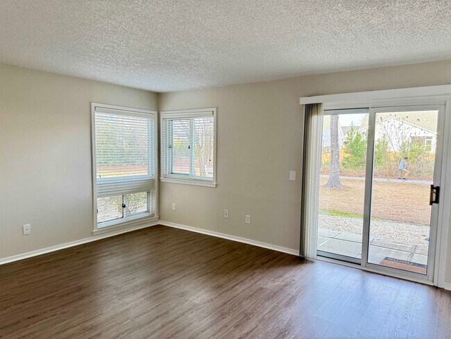 Building Photo - 1025 Plantation Dr W