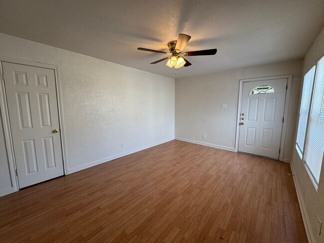 Building Photo - 812-812 Estelle Ave