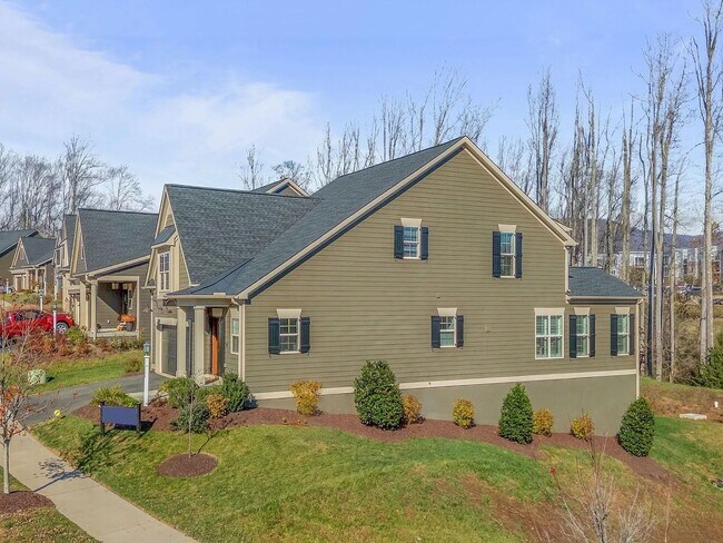 Foto del edificio - Upscale living in this beautiful model home in Old Trail - 4BR, 3.5 Ba