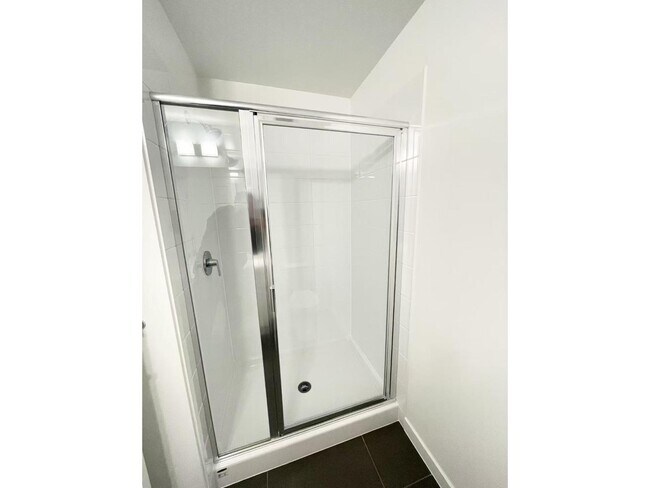 Photo du bâtiment - 15733-15785 85 Ave