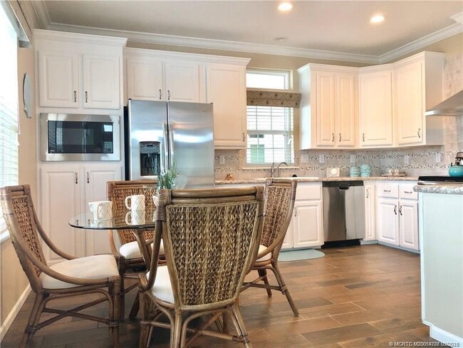 Building Photo - 163 NE Buoy Dr