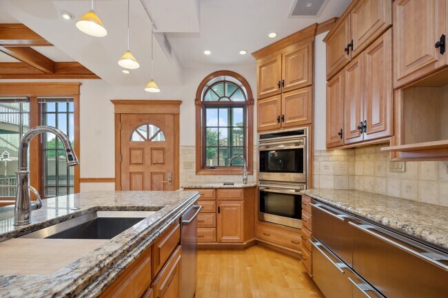 Foto del edificio - 3631 N Sheffield Ave