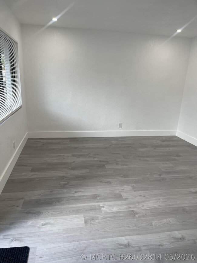 Foto del edificio - 880 NW 8th Ave