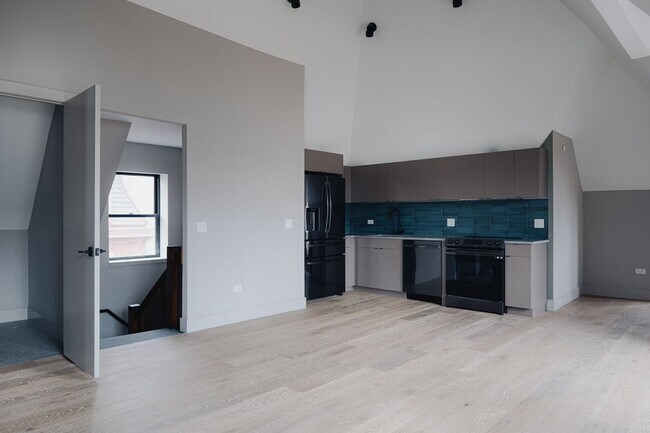 Foto del edificio - 2228 N Kedzie Blvd
