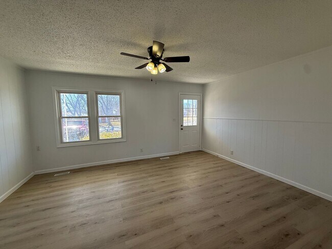 Building Photo - 3 Bedroom 1.5 Bath with BONUS ROOM!!!