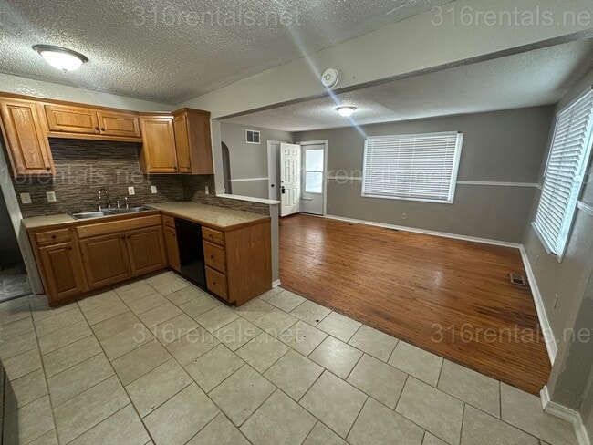 Building Photo - $1150- 3 bed 1 bath - Single Family Home