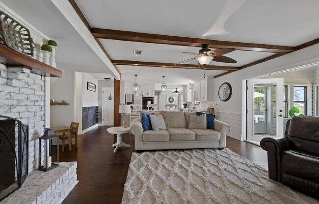Building Photo - Golf course, close to beaches & downtown